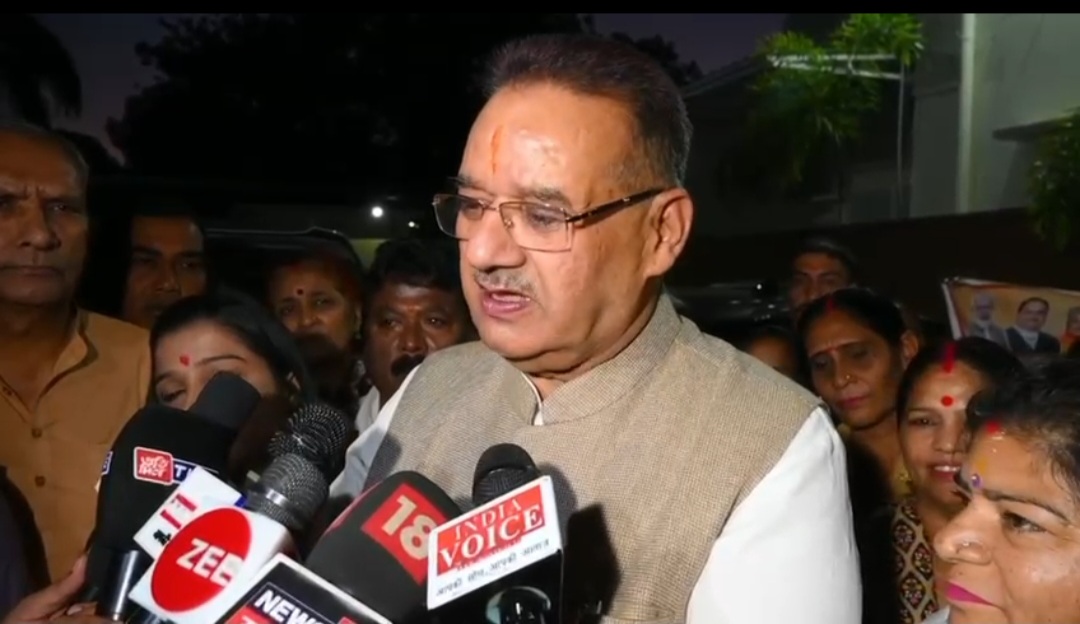 बस्तियों के विनियमतीकरण को लेकर जारी अध्यादेश की अवधि को आगामी 3 वर्षो के लिए बढ़ाये जाने पर कैबिनेट मंत्री गणेश जोशी का किया आभार प्रकट