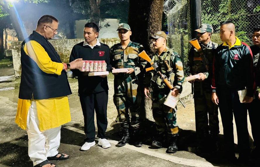 सैनिक कल्याण मंत्री ने जवानों को मिठाई खिलाई और उन्हें दीपोत्सव की बधाई दी