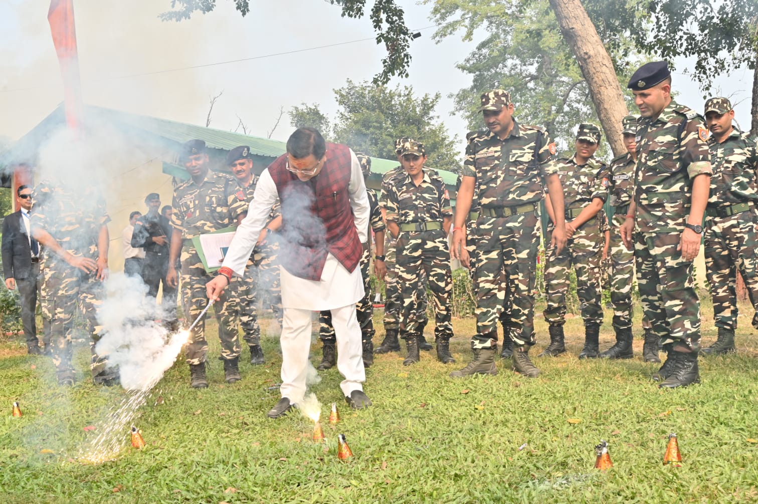 हमारी सेना में देश भक्ति का जज्बा दिखता है उन्होंने कहा कि प्रधानमंत्री मोदी के नेतृत्व में भारत सरकार द्वारा वन रैंक वन पेंशन जैसे निर्णय लेकर सैनिकों के मनोबल को आगे बढ़ाने का कार्य किया गया : धामी