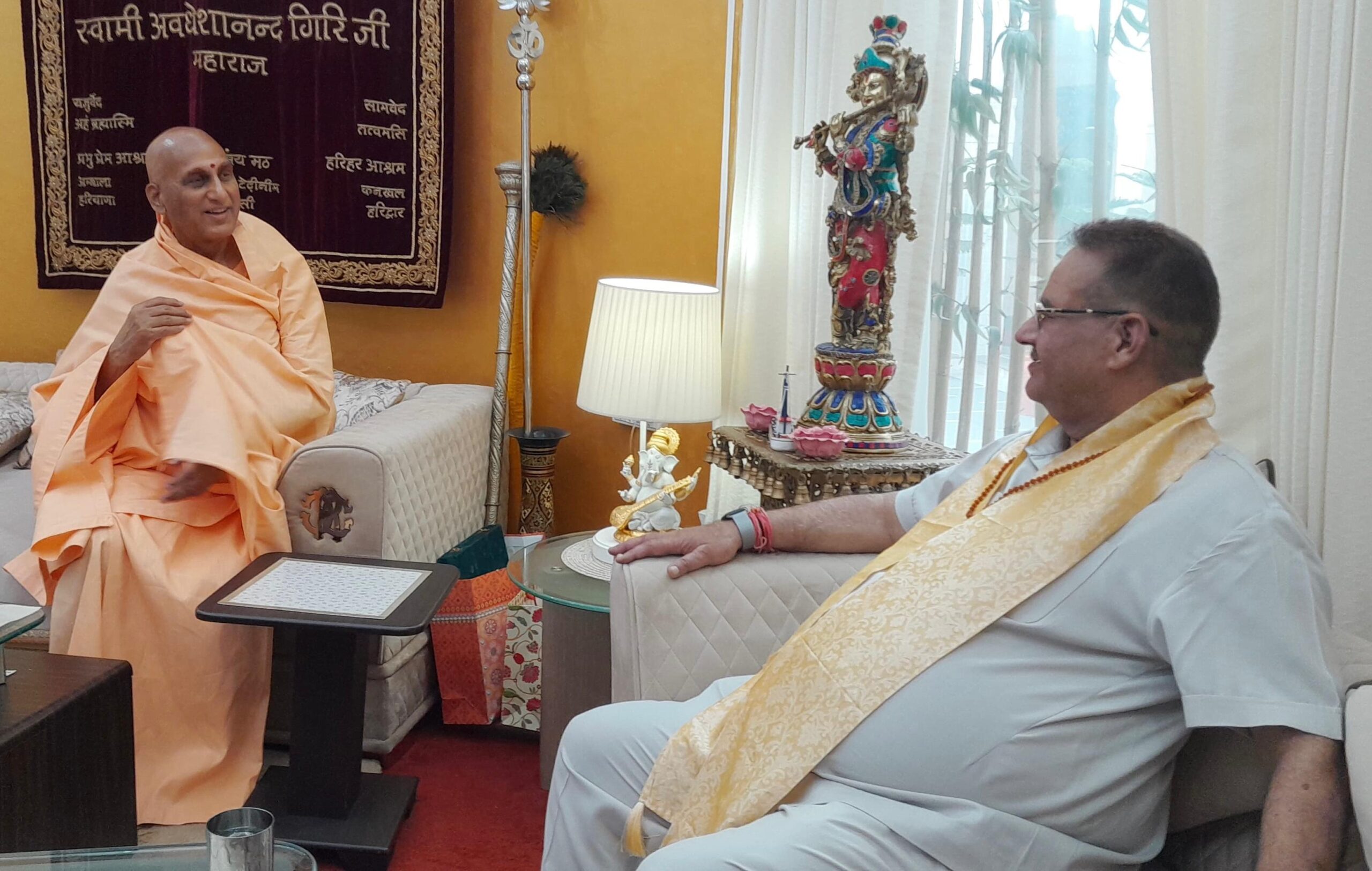काबीना मंत्री गणेश जोशी ने आचार्य स्वामी अवधेशानन्द गिरी जी महाराज जी को ज्योतिपर्व दीपावली की बधाई दी