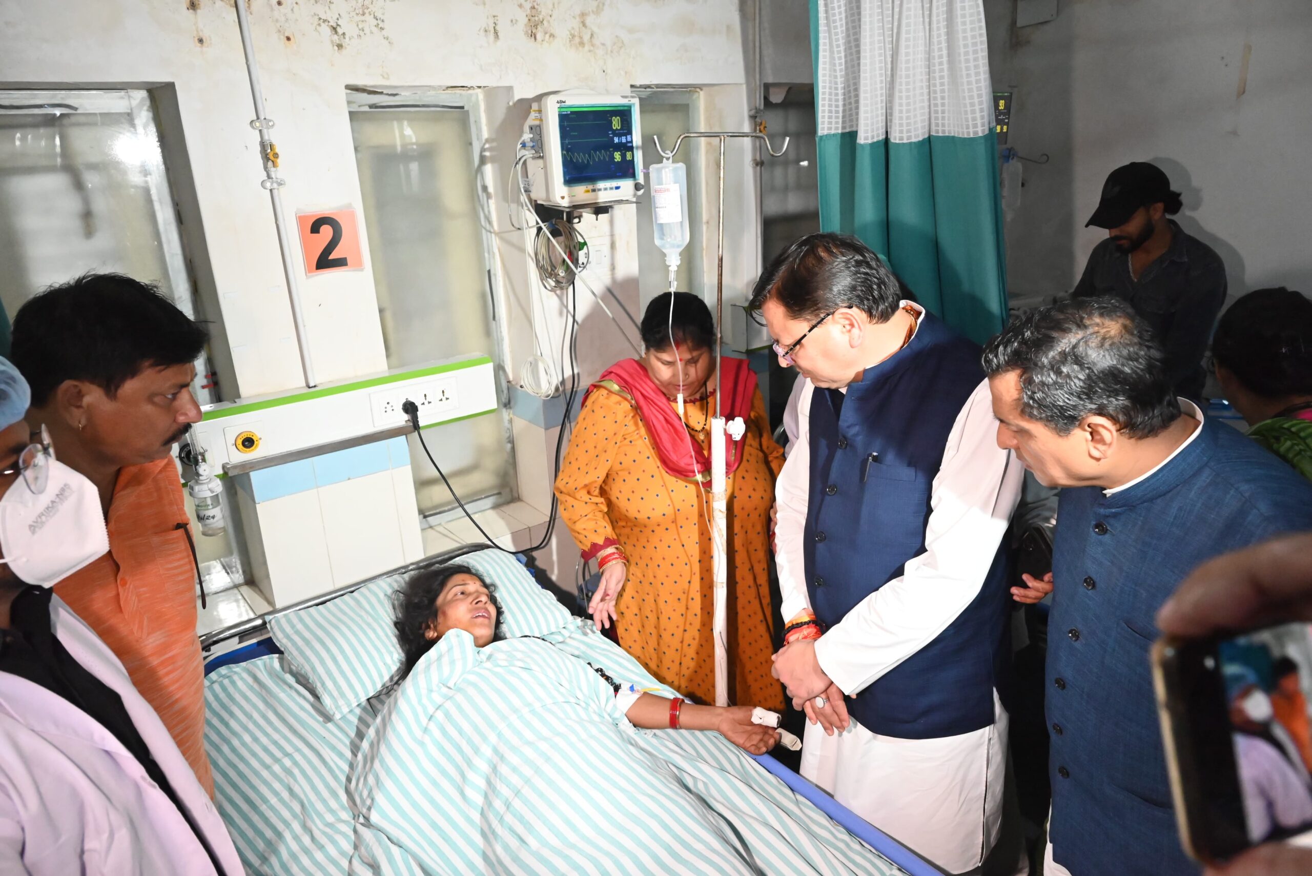 सीएम पुष्कर सिंह धामी ने घटना के तत्काल बाद रेस्क्यू की मॉनिटरिंग लगातार की और इस समय भी पीड़ितों तथा परिजनों के बीच हैं