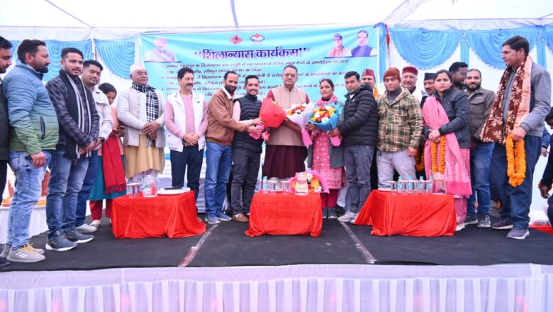 मंत्री जोशी ने कहा कि लक्ष्य के सापेक्ष सड़क निर्माण पूर्ण करने पर भारत सरकार द्वारा उत्तराखण्ड राज्य को दो बार पुरस्कृत किया गया है।