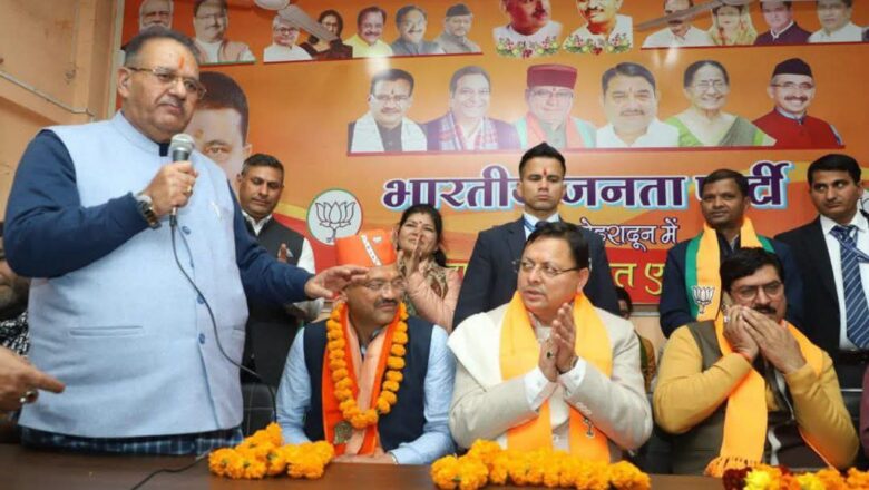 महानगर कार्यालय में सीएम पुष्कर सिंह धामी ने पहुंचकर मेयर प्रत्याशी सौरभ थपलियाल को शुभकामनाएं दी