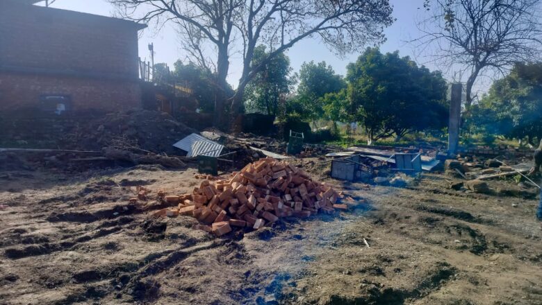 पूर्व डीजीपी प्रेमदत्त रतूड़ी, उनके पुत्र व भू-माफियाओं ने धार्मिक संस्थान की जमीन को हडपने के लिए किया गया यह कार्य पूरे शहर में चर्चा का विषय बना हुआ है   