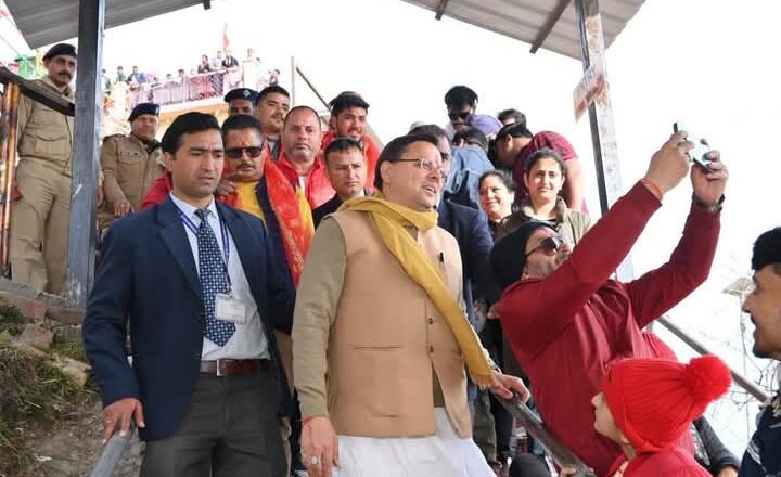 श्रद्धालु अपने बीच मुख्यमंत्री को देखकर काफी खुश नजर आए तथा उन्होंने मुख्यमंत्री के साथ सेल्फी भी ली   