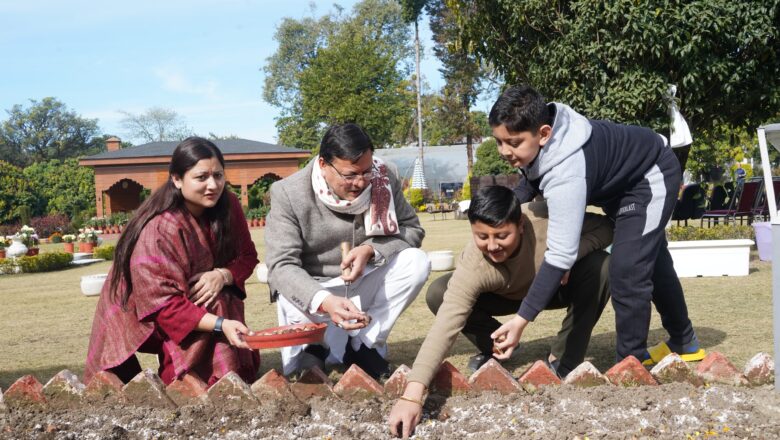 मुख्यमंत्री ने कहा कि वर्तमान समय में फूलों की बहुत अधिक मांग बनी रहती है जिससे प्रदेश में भी पुष्प उत्पादन से स्वरोजगार अर्जित करने की बहुत अधिक संभावना है      
