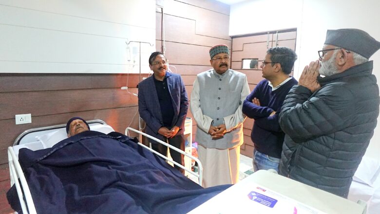 प्रदेश के कैबिनेट मंत्री सतपाल महाराज बुधवार को पूर्व मुख्यमंत्री भुवन चंद्र खण्डूड़ी का हाल जानने के लिए सीएमआई अस्पताल पहुंचे। वहां उन्होंने चिकित्सकों से वार्ता करने के साथ-साथ उनका कुशलक्षेम भी जाना   