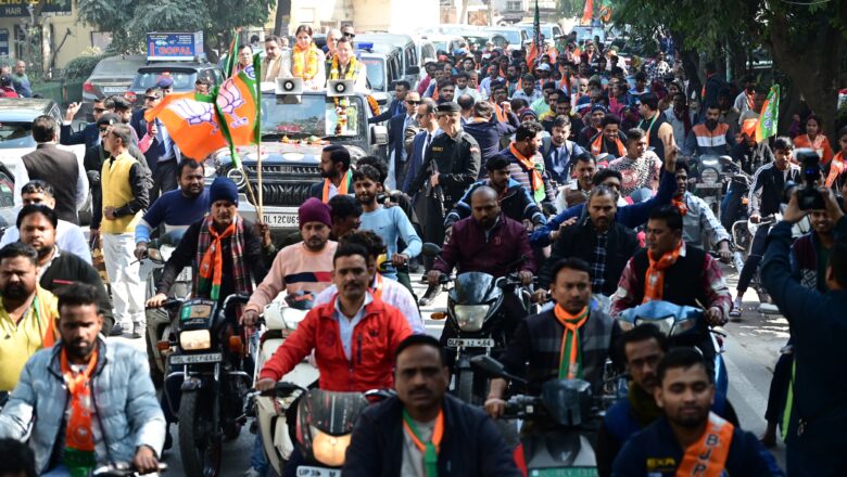 दिल्ली कि जनता ने जगह-जगह फूूलों और मालाओं के साथ सीएम धामी का स्वागत किया