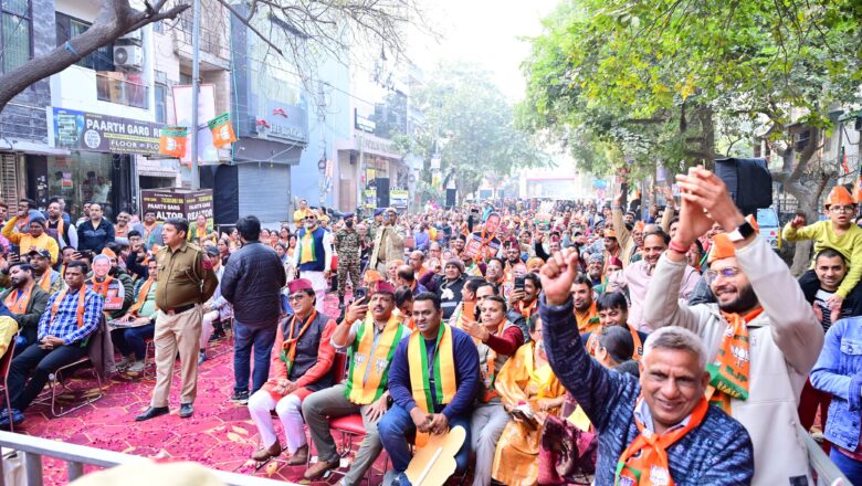 मुख्यमंत्री धामी ने दिल्लीवासियों को याद दिलाया कि जब बांग्लादेश में हिंदुओं के साथ अत्याचार हो रहा था, तो आम आदमी पार्टी के किसी नेता ने आवाज नहीं उठाई, जबकि तुष्टिकरण की राजनीति के नाम पर वे हमेशा सनातन और हिंदुओं के विरोध में कदम उठाते हैं