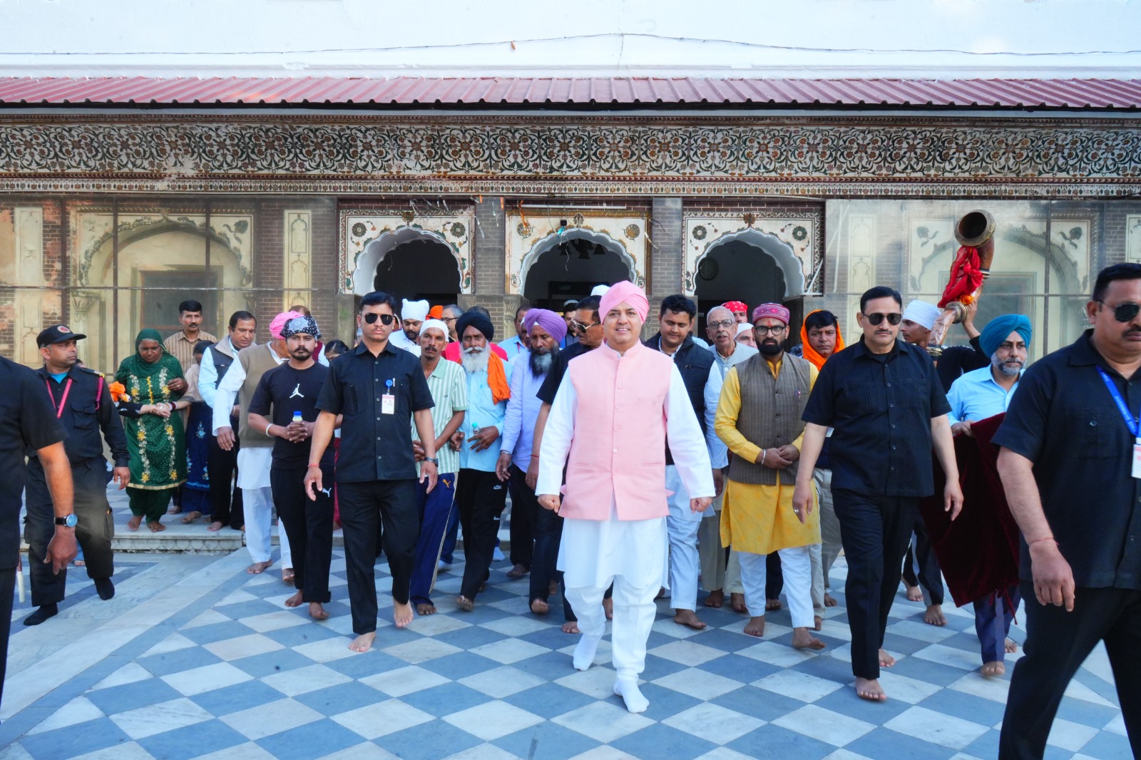 श्री दरबार साहिब में पैदल संगत के पहुंचते ही श्री झण्डे जी मेले की दिव्यता और भव्यता में चार चांद लग गए हैं।   