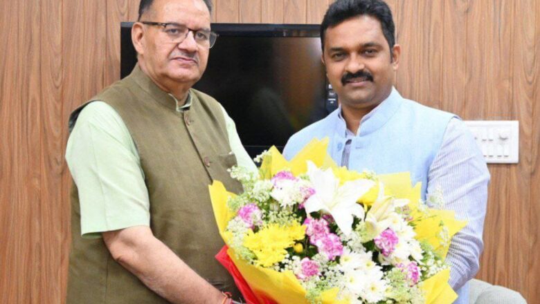 ग्राम्य विकास मंत्री गणेश जोशी ने केंद्रीय ग्रामीण विकास राज्य मंत्री कमलेश पासवान का देवभूमि उत्तराखंड पहुंचने पर किया स्वागत, ग्रामीण विकास पर की विस्तृत चर्चा   