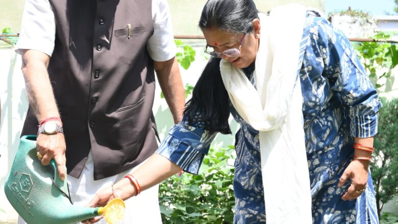 विश्व पर्यावरण दिवस के अवसर पर कृषि मंत्री गणेश जोशी ने अपने शासकीय आवास परिसर में धर्मपत्नी निर्मला जोशी के साथ “एक पेड़ मां के नाम” अभियान के अंतर्गत फलदार पौधों का रोपण किया   