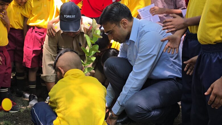 विश्व पर्यावरण दिवस के अवसर पर जिलाधिकारी ने आज नंदा-सुनंदा की लाभार्थी बालिकाओं एवं आधुनिक इंटेंसिव केयर सेंटर के बच्चों तथा शिशु सदन एवं बालिका निकेतन की बालक/बालिकाओं संग वृक्षारोपण किया
