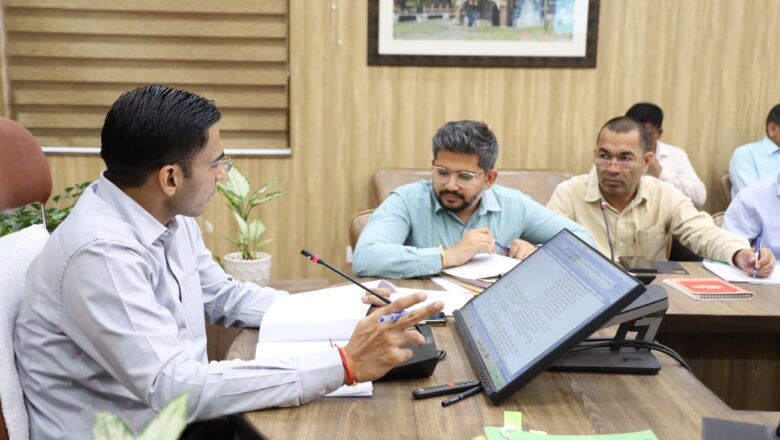 बुरी तरह बिफरे डीएम, 03 दिन का दिया समय समाधान का उसके उपरान्त मजबूरन गिरेगी गाज