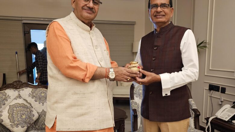 प्रदेश के कृषि मंत्री गणेश जोशी ने नई दिल्ली में केंद्रीय कृषि मंत्री शिवराज सिंह चौहान से मुलाकात कर उन्हें गंगाजल एवं पारंपरिक औद्योनिक उत्पाद भेंट किये