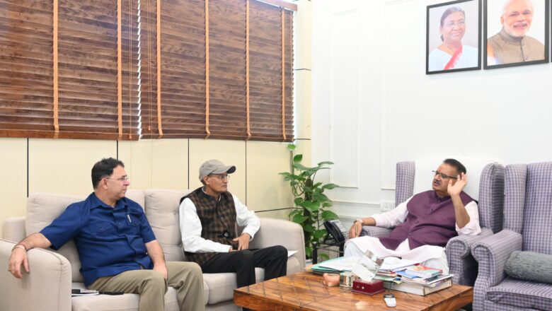 कृषि मंत्री ने अधिकारियों को निर्देश दिये कि नाबार्ड योजना के तहत छोटे पॉलीहाउसों की स्थापना में गति लायी जाए और जिन कृषकों द्वारा कृषकांश की धनराशि जमा करा दी गयी है, उनके प्रक्षेत्रों पर प्राथमिकता के आधार पर पॉलीहाउसों की स्थापना करायी जाय