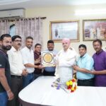 उत्तरांचल प्रेस क्लब अध्यक्ष भूपेन्द्र कंडारी व अन्य पदाधिकारियों ने शिक्षा, स्वास्थ्य एवम् सामाजिक कल्याण के कार्यों में उल्लेखनीय योगदान के लिए श्रीमहंत देवेन्द्र दास जी महाराज जी को प्रेस क्लब की ओर से स्मृति चिन्ह भेंट कर सम्मानित किया   