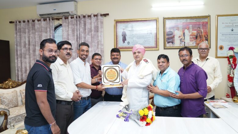 उत्तरांचल प्रेस क्लब अध्यक्ष भूपेन्द्र कंडारी व अन्य पदाधिकारियों ने शिक्षा, स्वास्थ्य एवम् सामाजिक कल्याण के कार्यों में उल्लेखनीय योगदान के लिए श्रीमहंत देवेन्द्र दास जी महाराज जी को प्रेस क्लब की ओर से स्मृति चिन्ह भेंट कर सम्मानित किया