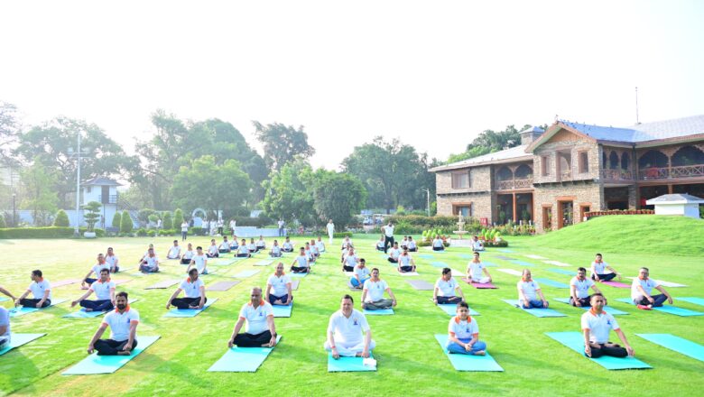 मुख्यमंत्री धामी के साथ इस अवसर पर मुख्यमंत्री कार्यालय के अधिकारियों और कर्मचारियों ने भी योग किया