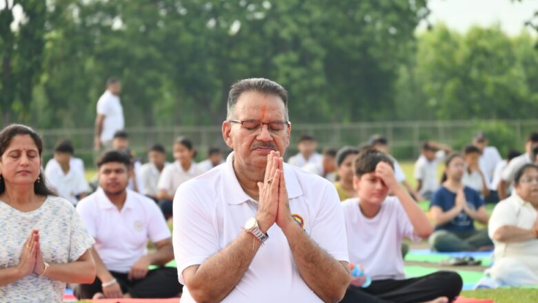 कृषि मंत्री ने विश्वविद्यालय के अध्यापकों, कार्मिकों, विद्यार्थियों, एनसीसी के कैडेटों तथा उधमसिंह नगर जनपद से पधारे नागरिकों के साथ सामूहिक योगाभ्यास में भाग लिया।