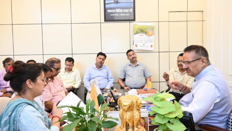 मंत्री ने अधिकारियों को निर्देशित किया कि सरकार के अध्यादेश को ध्यान में रखते हुए वर्ष 2016 से पूर्व निर्मित घरों को न तो नोटिस दिया जाए और न ही तोड़ा जाए