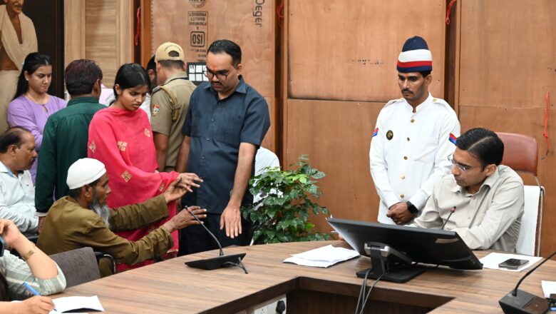 डीएम ने दिव्यांग इजाजउद्दीन को पुत्री विवाह के लिए 25 हजार मौके पर किए स्वीकृत