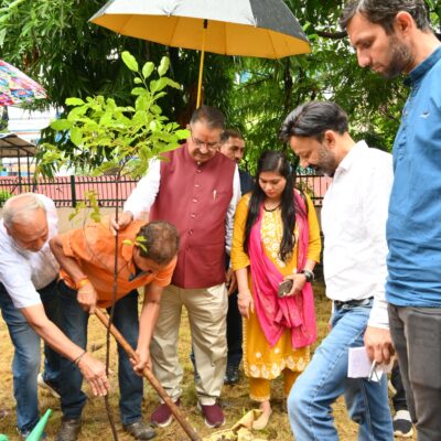 मंत्री गणेश जोशी ने भवन परिसर में फलदार वृक्ष का रोपण किया और क्षेत्रवासियों से अधिक से अधिक वृक्षारोपण करने का आह्वान किया
