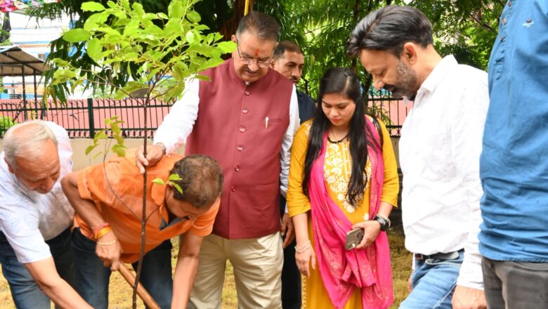 मंत्री गणेश जोशी ने भवन परिसर में फलदार वृक्ष का रोपण किया और क्षेत्रवासियों से अधिक से अधिक वृक्षारोपण करने का आह्वान किया