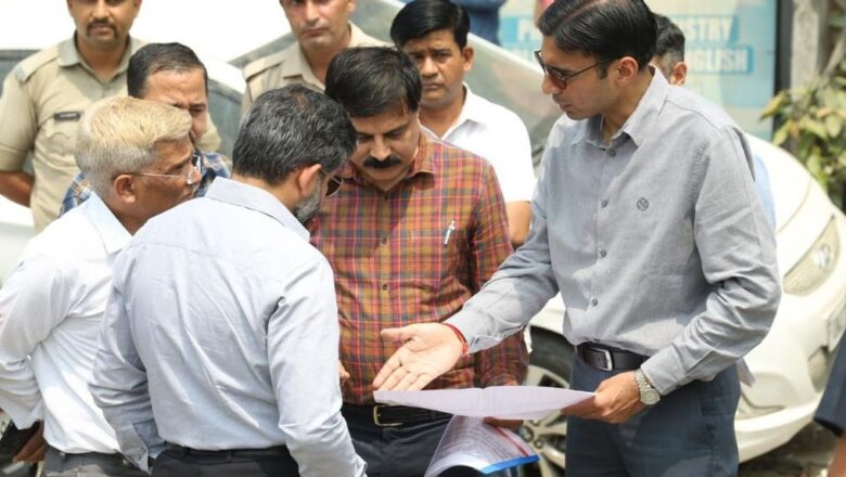 डीएम ने देहरादून कारगी ग्रांट में दैवीय आपदा से पक्का आवासी मकान क्षतिग्रस्त होने पर मौ0 शाहिद पुत्र रईस को 1.20 और मौ0 शाहिद पुत्र असगर को 1.20 की अहेतुक धनराशि के चेक प्रदान किए