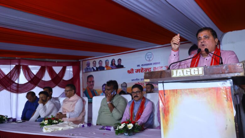 कैबिनेट मंत्री गणेश जोशी ने कहा कि डॉ. मुखर्जी का जीवन राष्ट्र के लिए समर्पित रहा। उन्होंने कश्मीर को भारत की मुख्यधारा से जोड़ने के लिए अपने प्राणों की आहुति दी, जिसे केंद्र सरकार ने अनुच्छेद 370 हटाकर साकार किया।