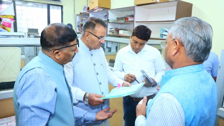 मंत्री गणेश जोशी ने कार्यालय में उपस्थिति पंजिका, फाइल प्रबंधन प्रणाली, शिकायत निवारण प्रक्रिया और सेवा प्रदाय की कार्यप्रणाली का गहन अवलोकन किया