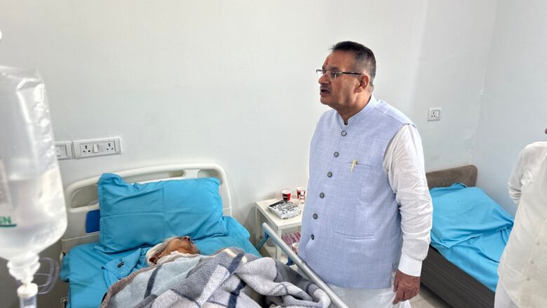 केबिनेट मंत्री गणेश जोशी ने जाना राॅटविलर कुत्ते के हमले में गम्भीर घायल महिला का हाल