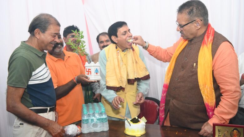 मंत्री ने कहा कि मौनपालन को डिजीटल प्लेटफार्म पर ले जाकर इसकी सम्पूर्ण जानकारी एकत्रित करने जैसे कार्यो पर भी भविष्य में जोर दिया जाऐगा   