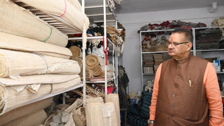 भारतीय ग्रामोत्थान संस्था के कार्यालय का निरीक्षण करते ग्राम्य विकास मंत्री गणेश जोशी   