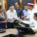 जनता दर्शन में विधवा महिला की फरियाद पर संवेदनशीलता दिखाते डीएम सविन बंसल, 5 दिन में निगम व तहसील से पूरे करवाए नौकरी के दस्तावेज