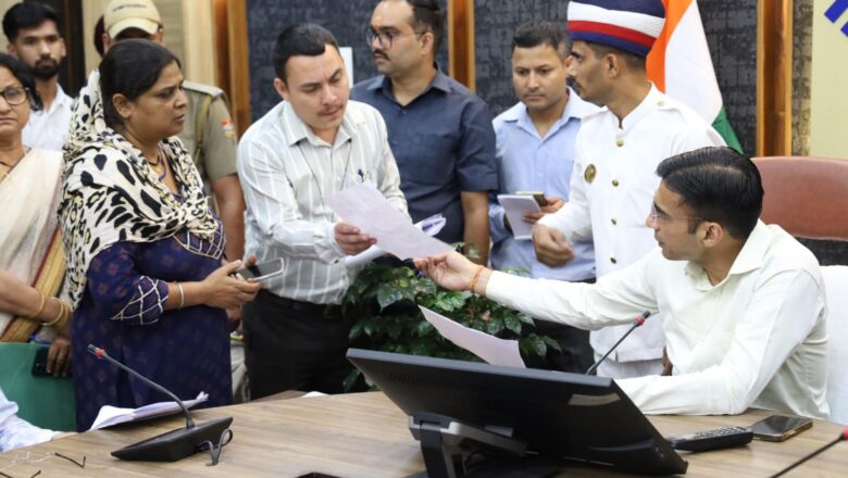 जनता दर्शन में विधवा महिला की फरियाद पर संवेदनशीलता दिखाते डीएम सविन बंसल, 5 दिन में निगम व तहसील से पूरे करवाए नौकरी के दस्तावेज