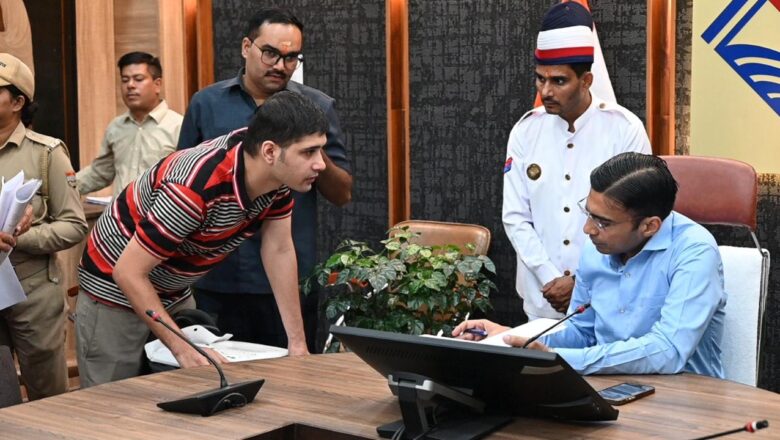 लाईसेंस का मतलब मनमर्जी की छूट नहीं; जिसको जिम्मेदारी का एहसास नही; उसे तमीज सीखाना प्रशासन का दायित्वः डीएम