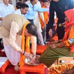 मुख्यमंत्री धामी ने ओम पुल में आयोजित कार्यक्रम में कावंडियों के पांव धोकर (प्रक्षालन) कावंडियों/शिव भक्तों का किया स्वागत किया।      