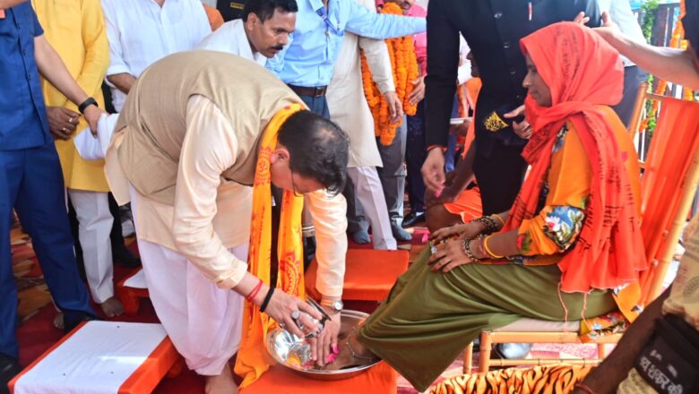 मुख्यमंत्री धामी ने ओम पुल में आयोजित कार्यक्रम में कावंडियों के पांव धोकर (प्रक्षालन) कावंडियों/शिव भक्तों का किया स्वागत किया।      