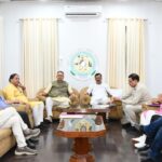 मंत्री गणेश जोशी ने जिला स्तरीय अधिकारियों और भाजपा पदाधिकारियों के साथ बैठक कर कार्यक्रम की प्रगति की जानकारी ली और संबंधित विभागों को समयबद्ध रूप से सभी तैयारियां पूर्ण करने के निर्देश दिए   