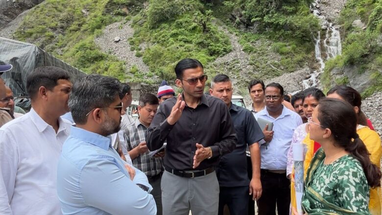 जिलाधिकारी  सविन बंसल  जिले के दुर्गम क्षेत्र चकराता  के निरीक्षण पर      