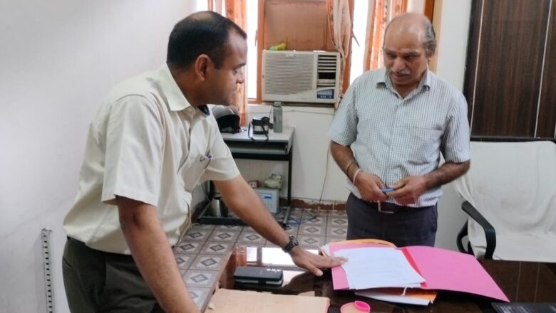 जिलाधिकारी मयूर दीक्षित ने  सोमवार तक कृषि गणना कार्य पूर्ण न होने की दिशा में सम्बन्धित कार्मिकों के विरूद्ध कार्यवाही कराने के स्पष्ट निर्देश दिये   