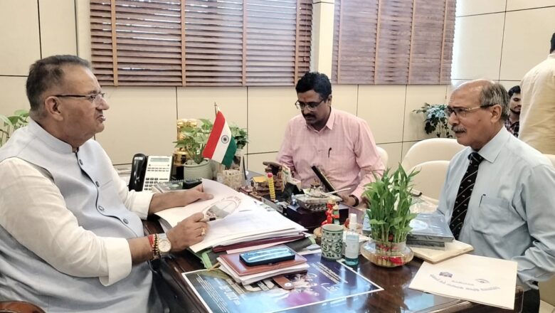 कारगिल विजय दिवस पर तैयारियों को लेकर बैठक करते सैनिक कल्याण मंत्री गणेश जोशी      
