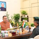 मंत्री गणेश जोशी और ब्रिगेडियर राम सिंह थापा के बीच गढ़ी कैंट में हरबंस कपूर कम्युनिटी हॉल की एसओपी को लेकर चर्चा हुई।      