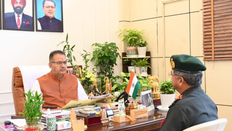 मंत्री गणेश जोशी और ब्रिगेडियर राम सिंह थापा के बीच गढ़ी कैंट में हरबंस कपूर कम्युनिटी हॉल की एसओपी को लेकर चर्चा हुई।