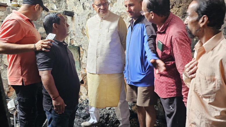 स्थानीय पार्षदों और जनप्रतिनिधियों की मौजूदगी में मंत्री जोशी ने आग पीड़ित परिवार को दी संवेदना और सहायता का भरोसा