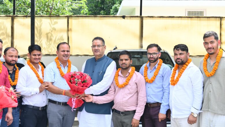 ग्राम पंचायत सरोना के सुशील नेगी, छमरौली की रेशम दास, नाली कला के अरविंद राणा समेत कई विजयी चेहरे जोशी से मिले