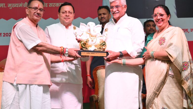 समारोह में केंद्रीय संस्कृति एवं पर्यटन मंत्री गजेंद्र सिंह शेखावत और मुख्यमंत्री पुष्कर सिंह धामी बतौर मुख्य अतिथि उपस्थित रहे