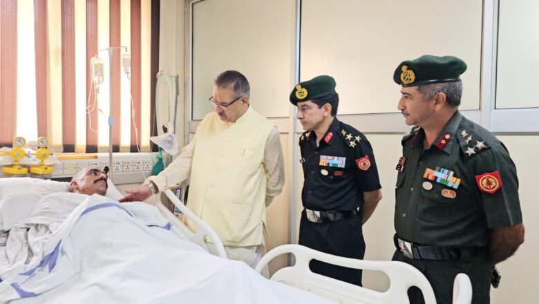 सैनिक कल्याण मंत्री गणेश जोशी ने देहरादून आर्मी अस्पताल में घायल सैनिकों का हाल जाना