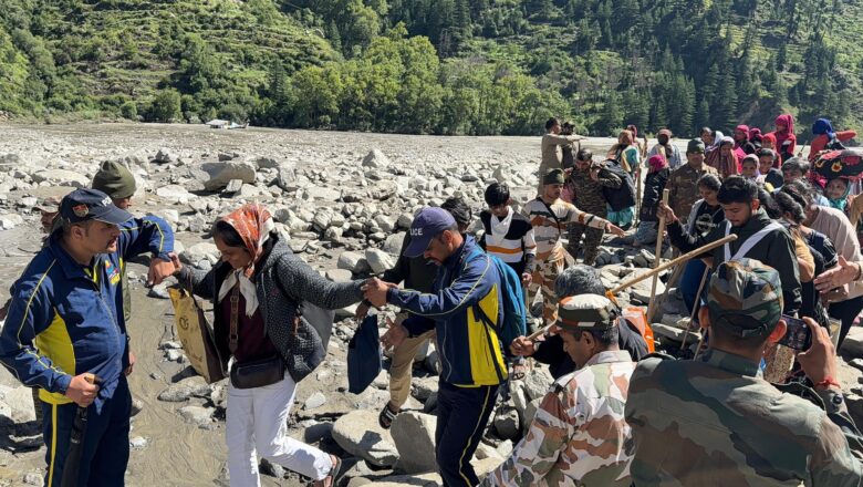 SDRF की टीमें निरंतर जोखिम उठाकर पहाड़ी और कठिन क्षेत्रों में भी पहुंच बना रही हैं जिससे हर जरूरतमंद व्यक्ति तक राहत समय पर पहुंच सक